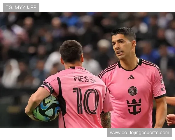 三颗星足球：揭秘三位球星的精彩表现与赛场传奇