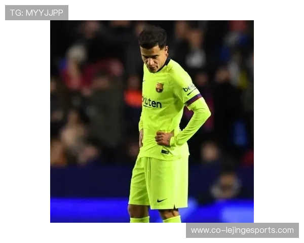 足球球星因伤倒地跪下瞬间引发球迷热议成为赛场新焦点 足球球星因伤倒地跪下瞬间引发球迷热议成为赛场新焦点